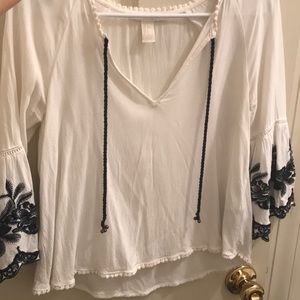 White & navy blue blouse